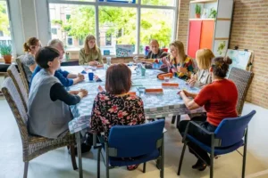 Maxima in gesprek in Rotterdam-West Stichting JIJ was erbij